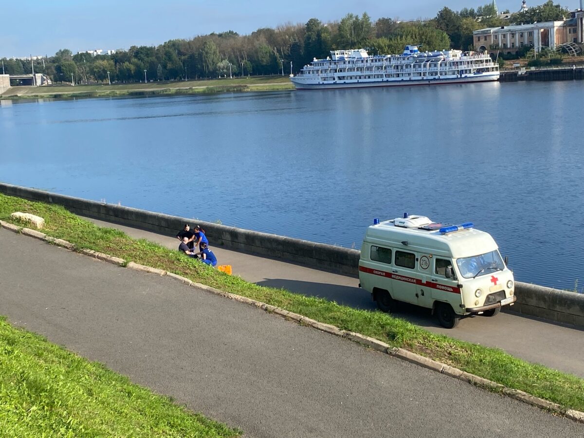 В Твери врачи скорой помощи спасли мужчину на набережной В Твери врачи скорой помощи спасли мужчину на набережной