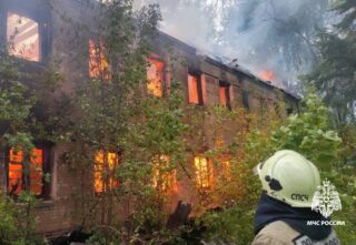 Под Тверью тушат пожар в неэксплуатируемом здании Под Тверью тушат пожар в неэксплуатируемом здании