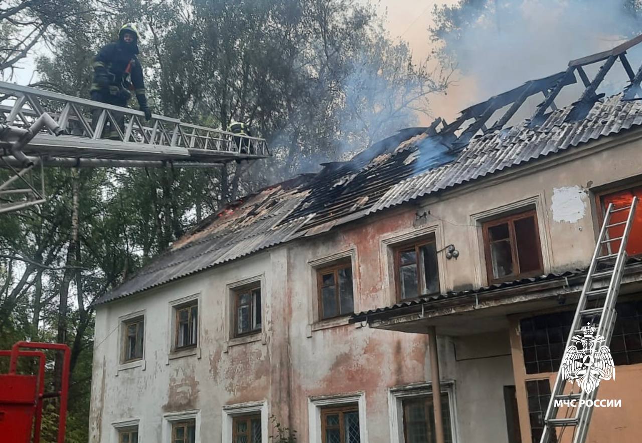 Под Тверью тушат пожар в неэксплуатируемом здании