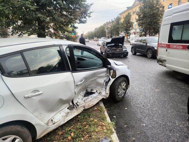 На перекрёстке в Пролетарском районе Твери столкнулись две иномарки