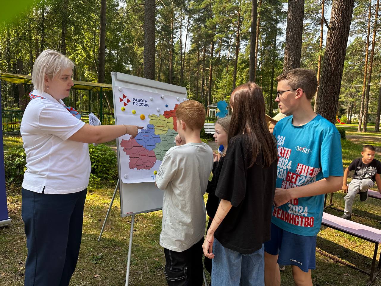 В загородных лагерях Тверской области прошли профориентационные занятия для детей и подростков