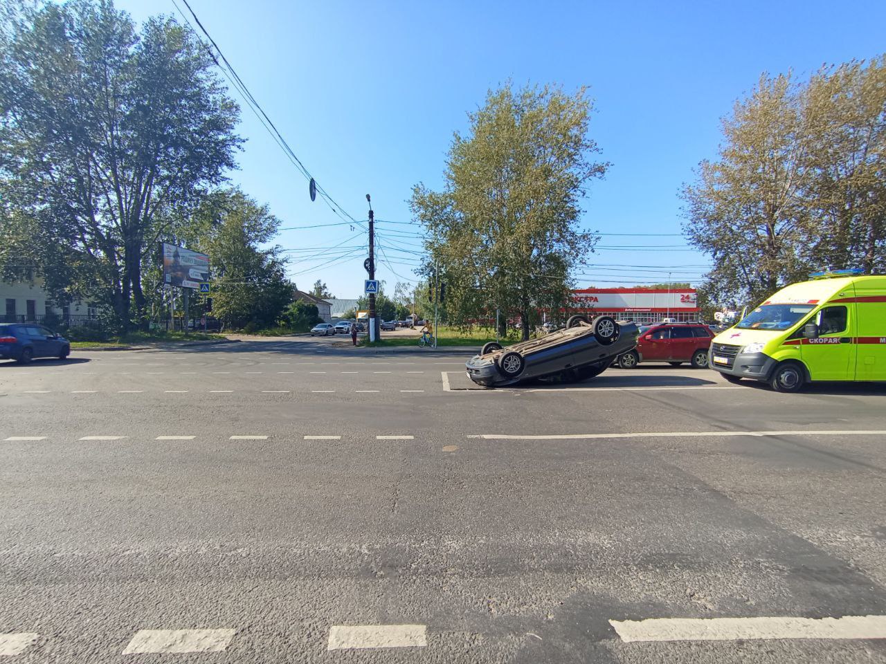 В Твери в результате ДТП иномарка оказалась на крыше В Твери в результате ДТП иномарка оказалась на крыше