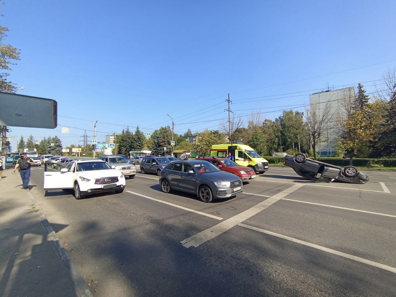 В Твери в результате ДТП иномарка оказалась на крыше