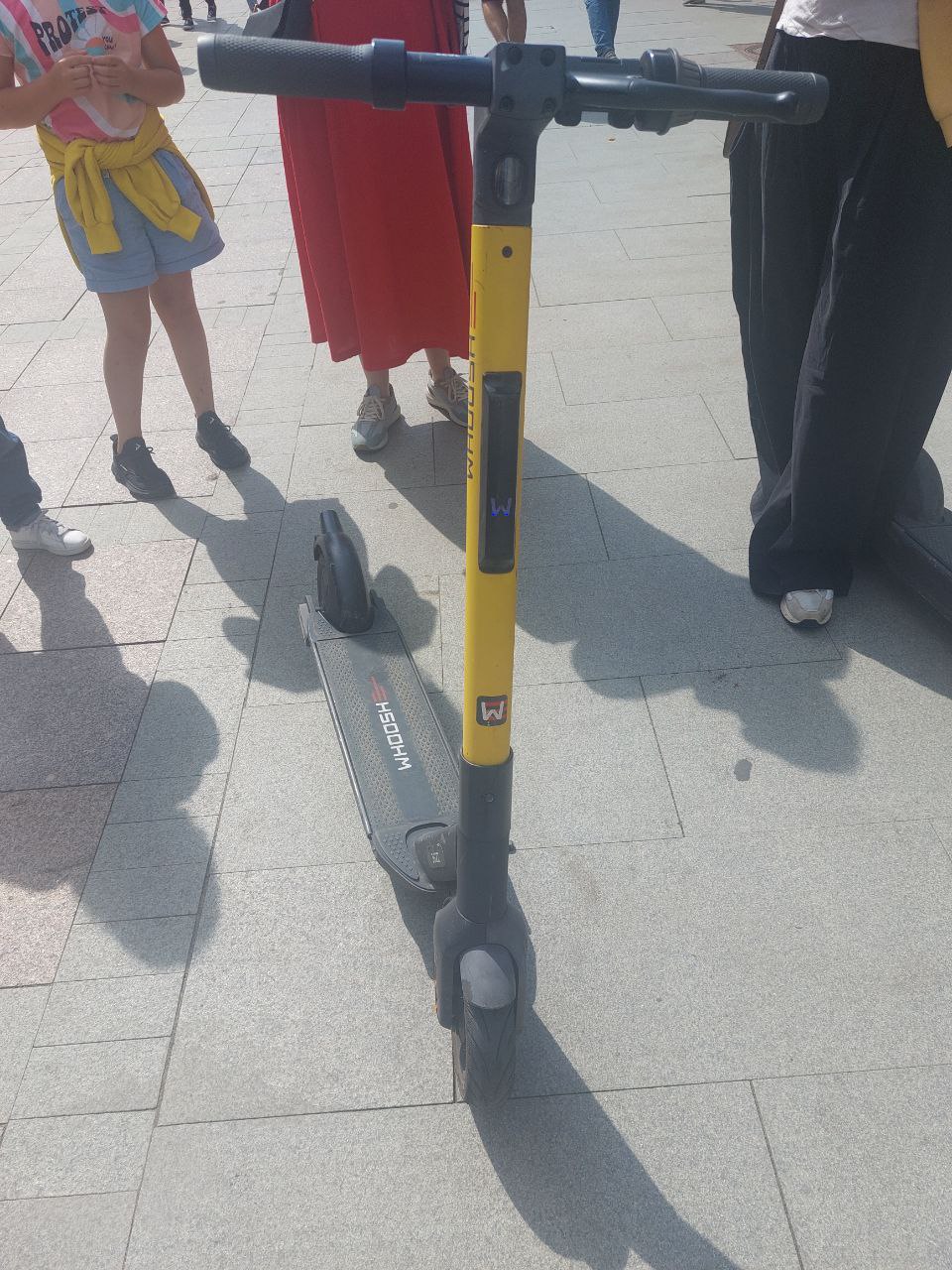 В центре Твери парень на самокате сбил ребёнка В центре Твери парень на самокате сбил ребёнка