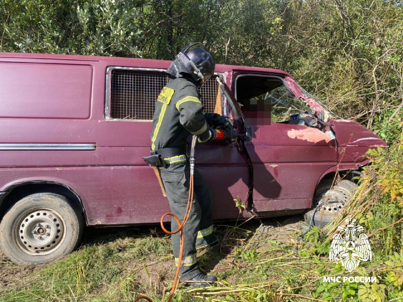 В Тверской области спасатели деблокировали застрявшего в автомобиле пассажира