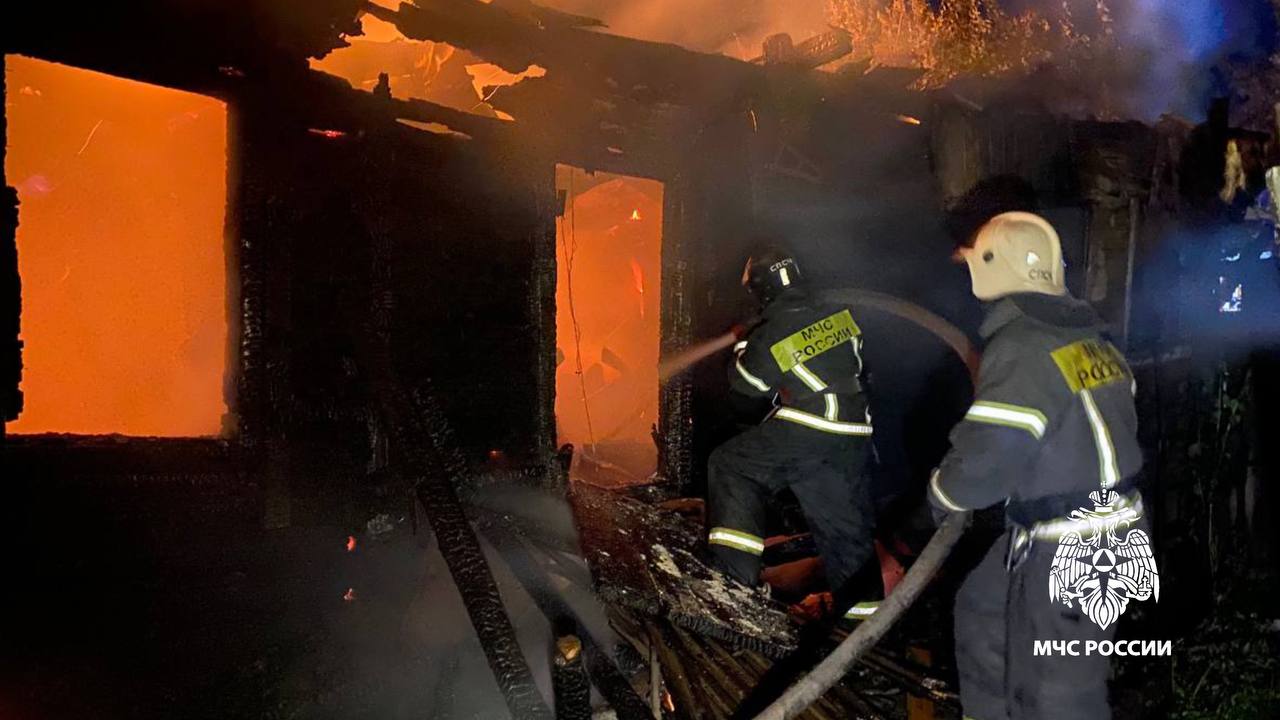 В Заволжском районе Твери потушили заброшенный дом В Заволжском районе Твери потушили заброшенный дом