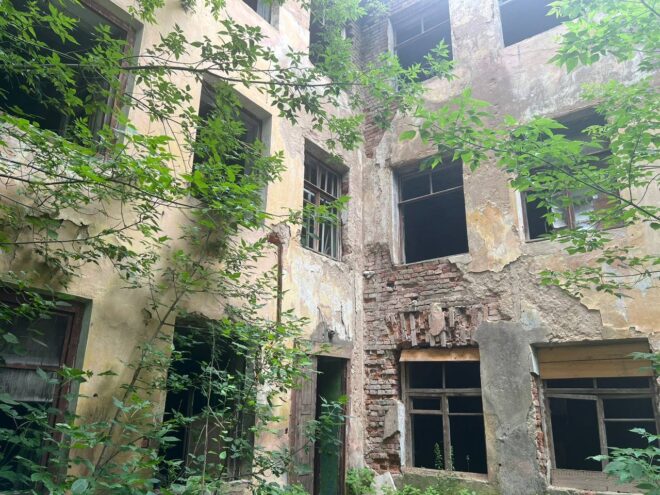 В Тверской области подростки упали с третьего этажа заброшенного здания В Тверской области подростки упали с третьего этажа заброшенного здания