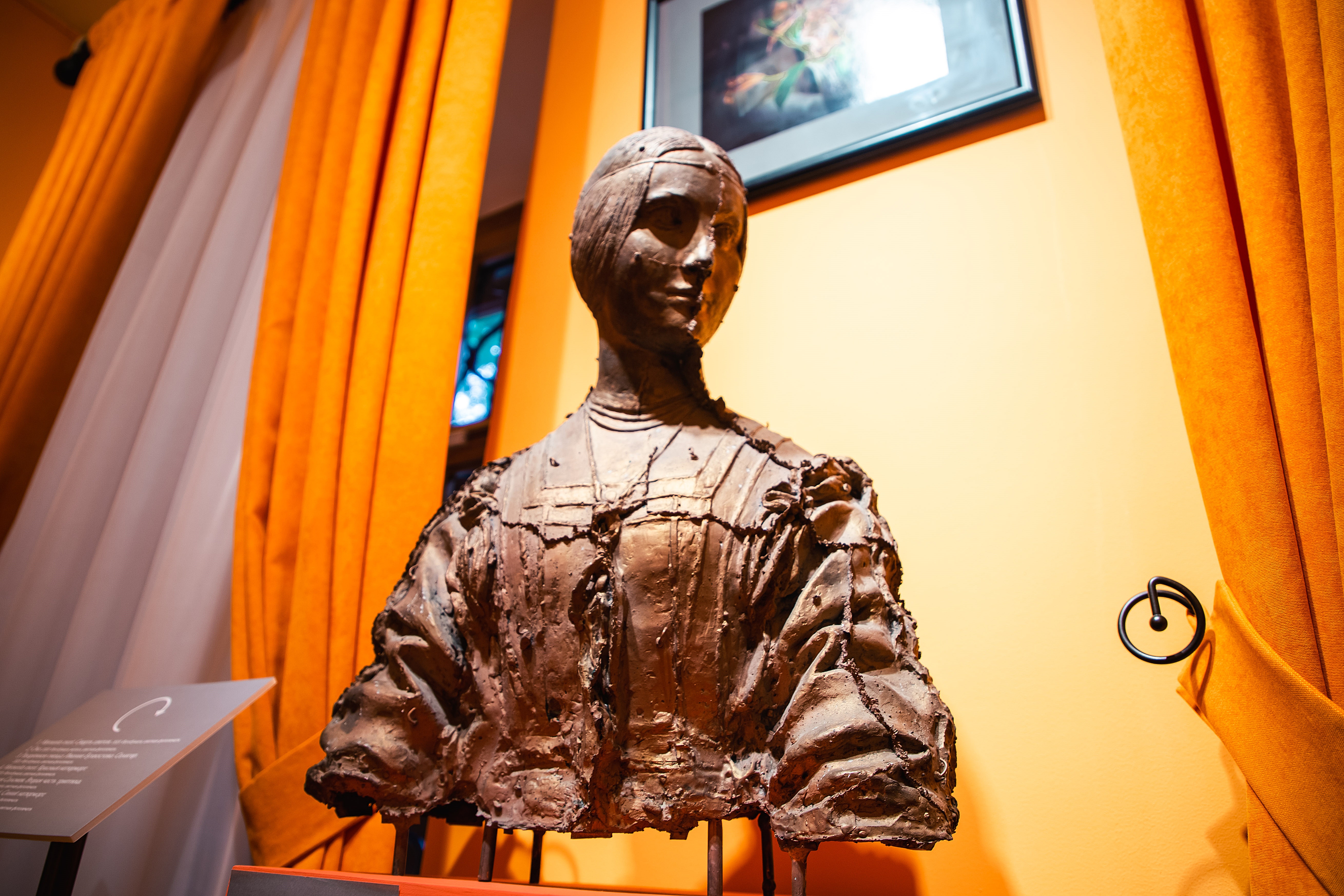 «Созвездие Ориона»: В Тверской картинной галерее открылась выставка московского скульптора Алексея Благовестнова