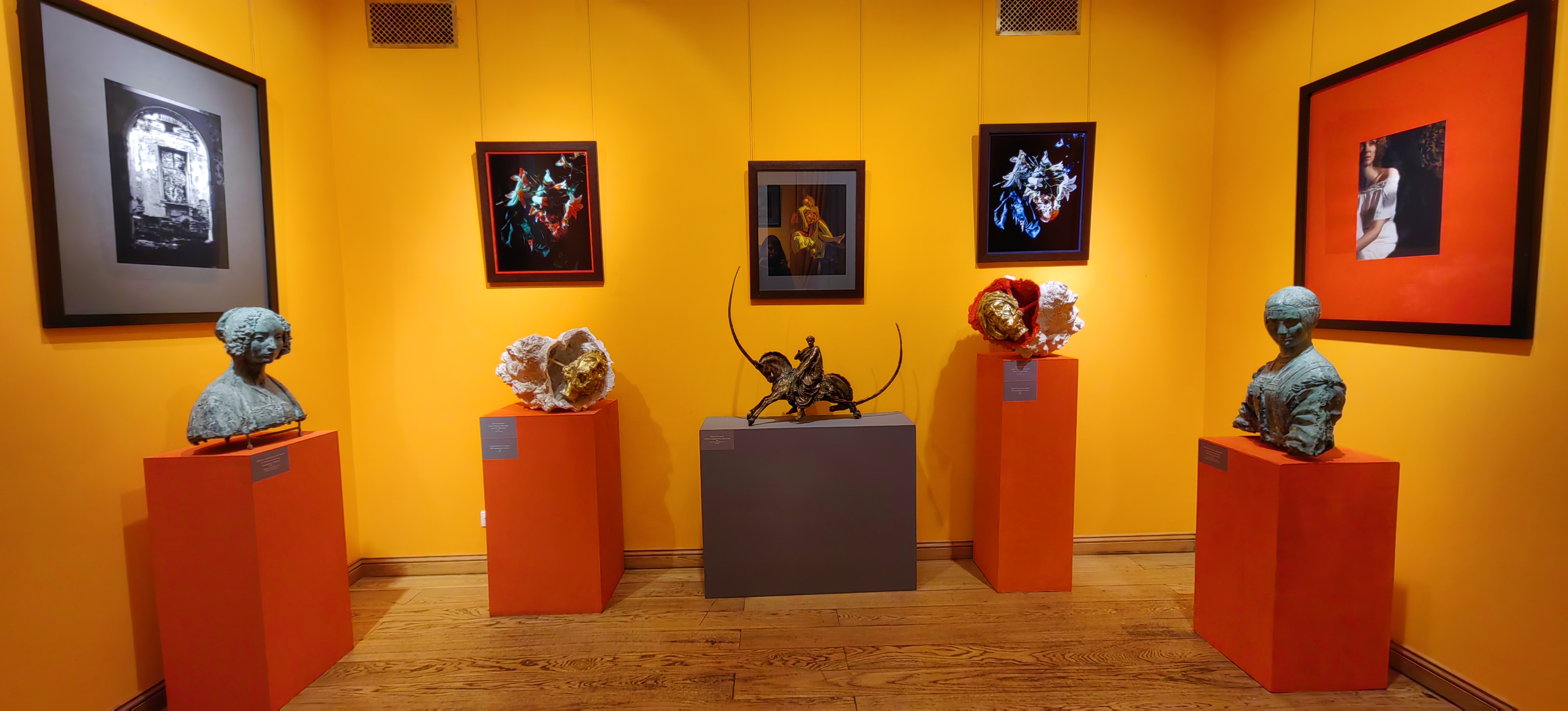 «Созвездие Ориона»: В Тверской картинной галерее открылась выставка московского скульптора Алексея Благовестнова