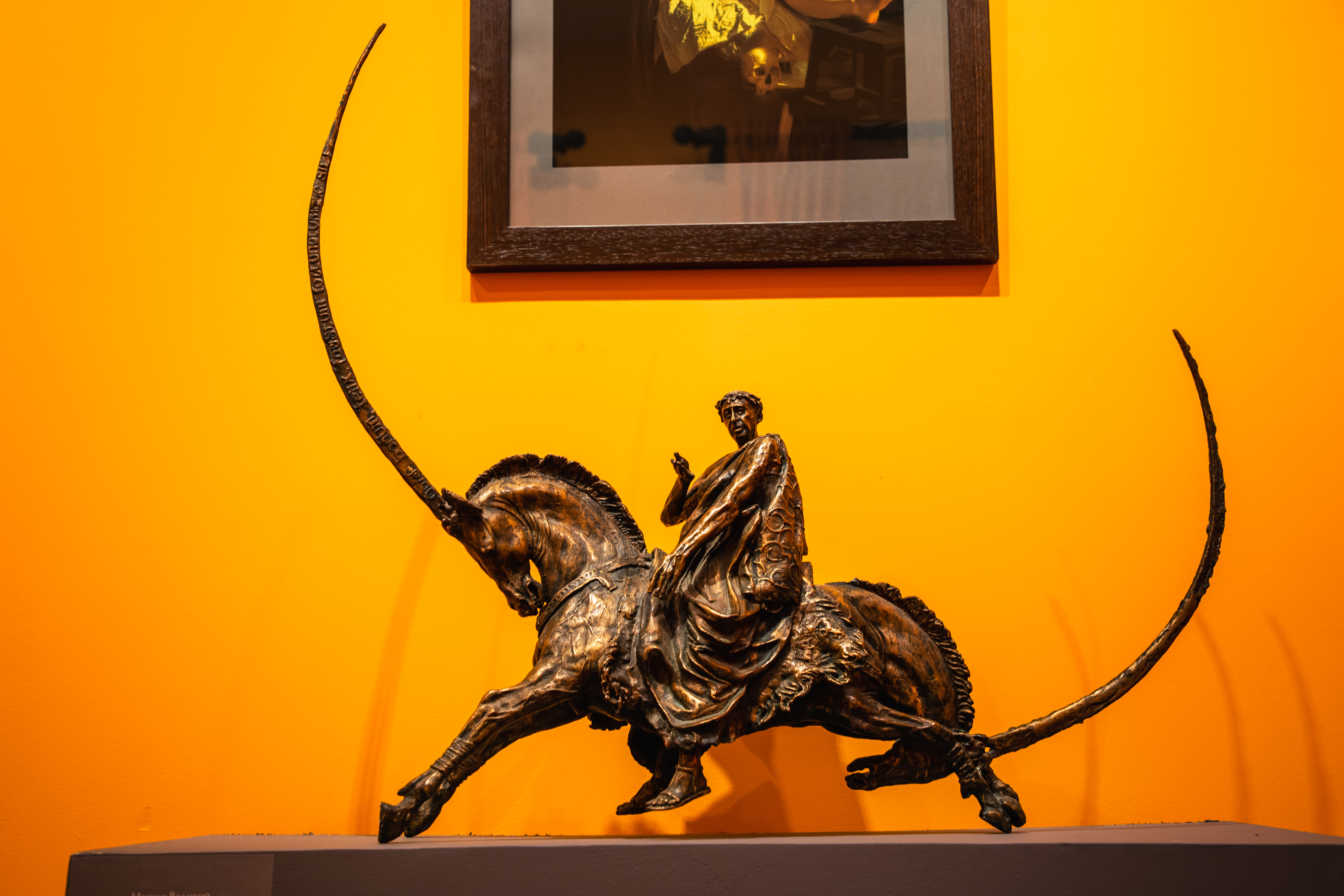 «Созвездие Ориона»: В Тверской картинной галерее открылась выставка московского скульптора Алексея Благовестнова