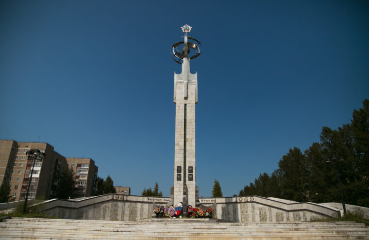 В Удомле приступили к ремонту Обелиска Победы В Удомле приступили к ремонту Обелиска Победы