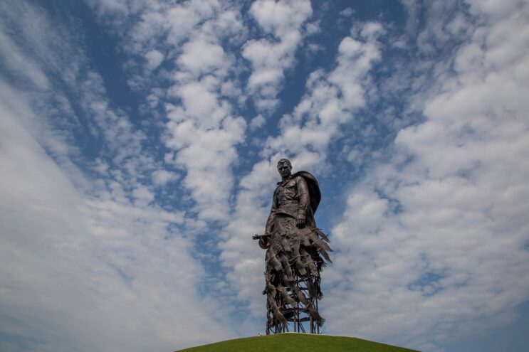 Посетителям Ржевского мемориала вручат флажки в цветах российского триколора Посетителям Ржевского мемориала вручат флажки в цветах российского триколора