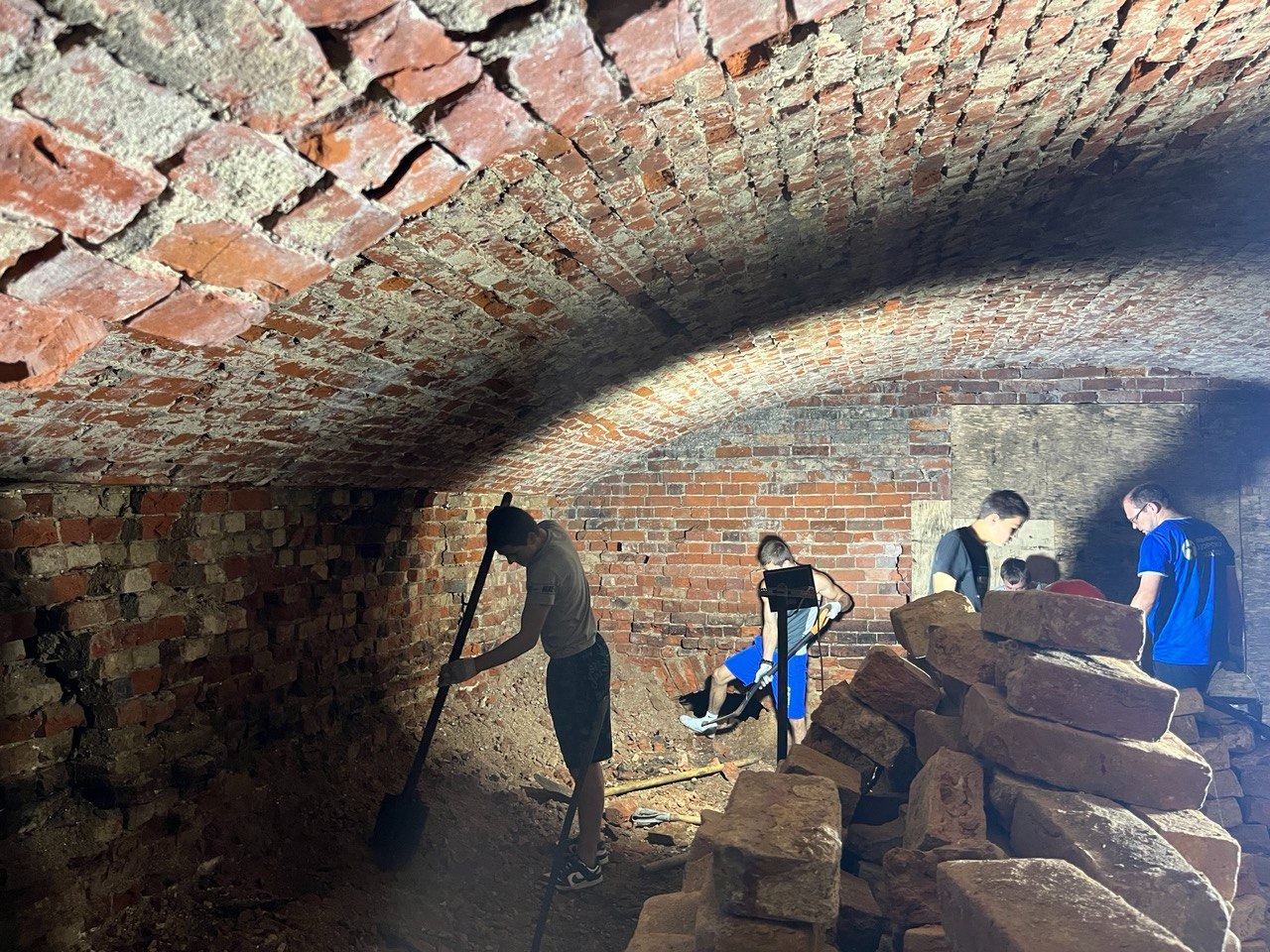 Ребята из Курской области помогли каменщикам в монастыре Вышнего Волочка