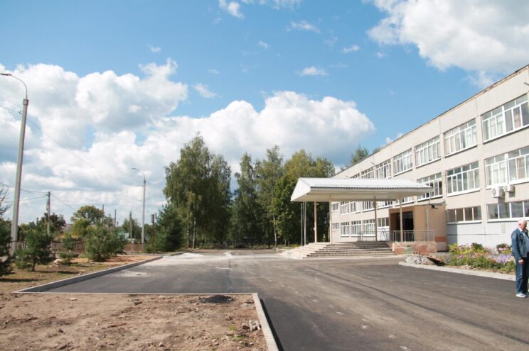 У школы в Нелидово появился новый тротуар У школы в Нелидово появился новый тротуар
