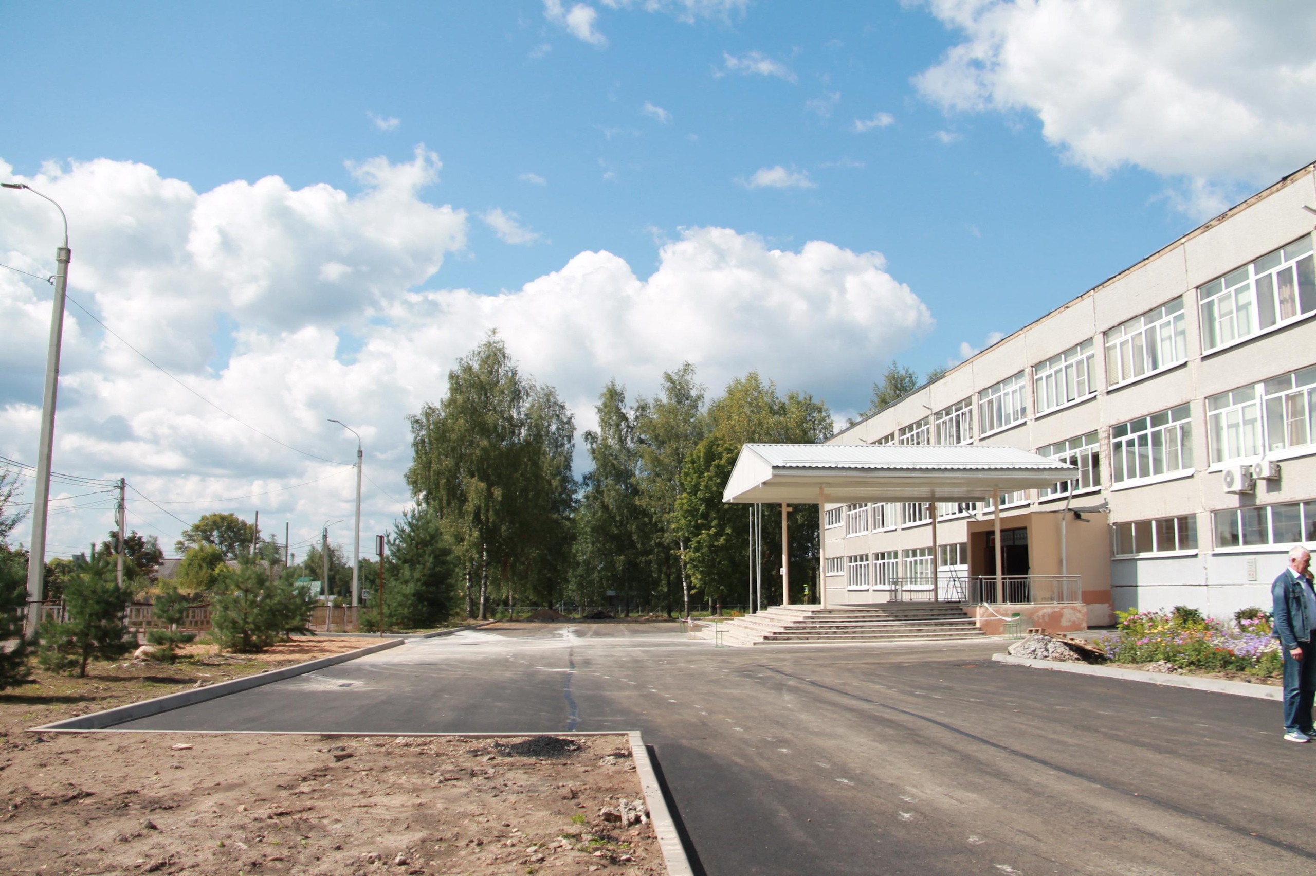 У школы в Нелидово появился новый тротуар