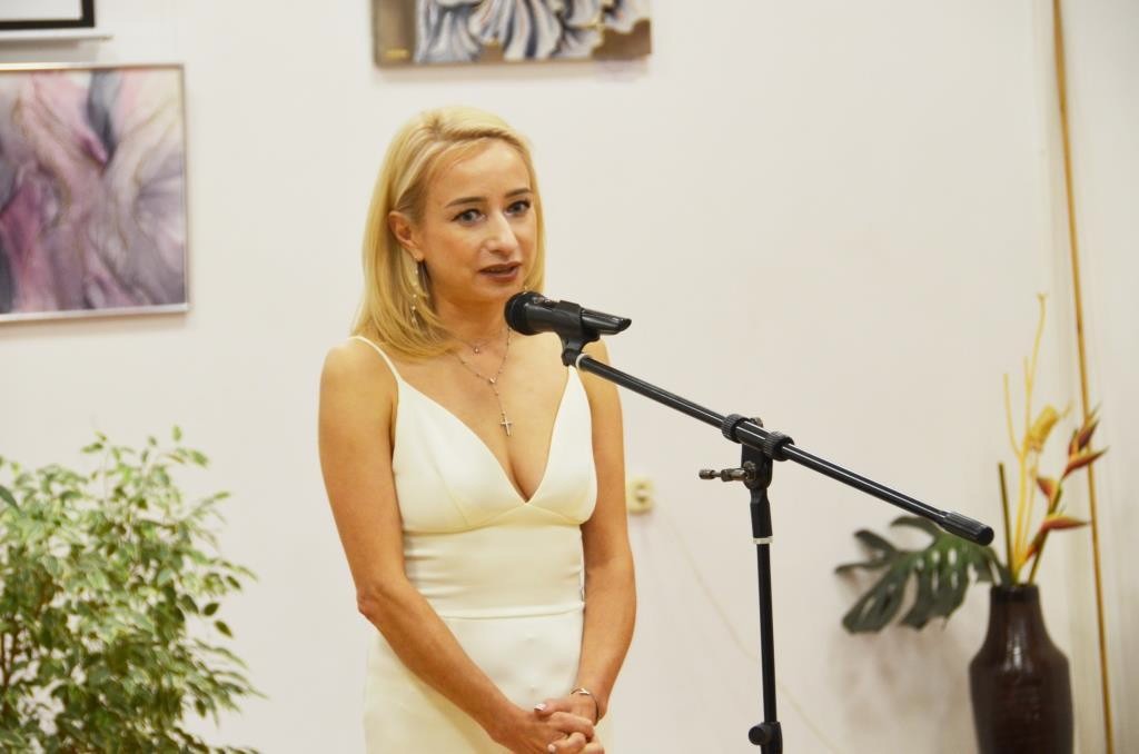 Выставка картин в зеркальной технике открылась в Вышнем Волочке Выставка картин в зеркальной технике открылась в Вышнем Волочке