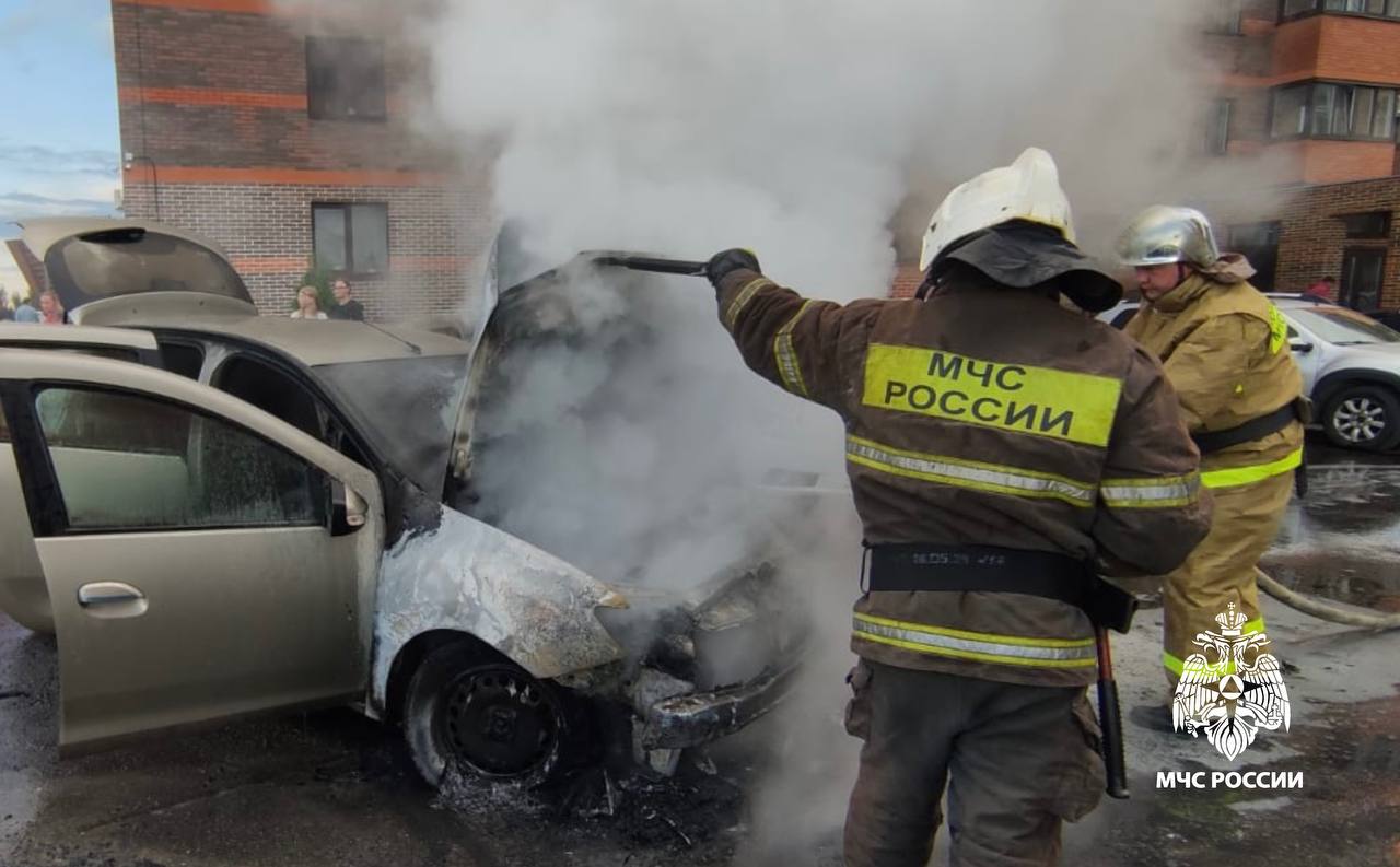 В Заволжском районе Твери потушили загоревшуюся иномарку В Заволжском районе Твери потушили загоревшуюся иномарку
