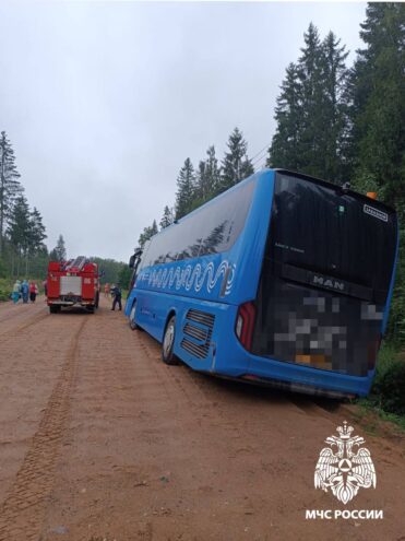 В Тверской области спасатели вытащили автобус из кювета В Тверской области спасатели вытащили автобус из кювета
