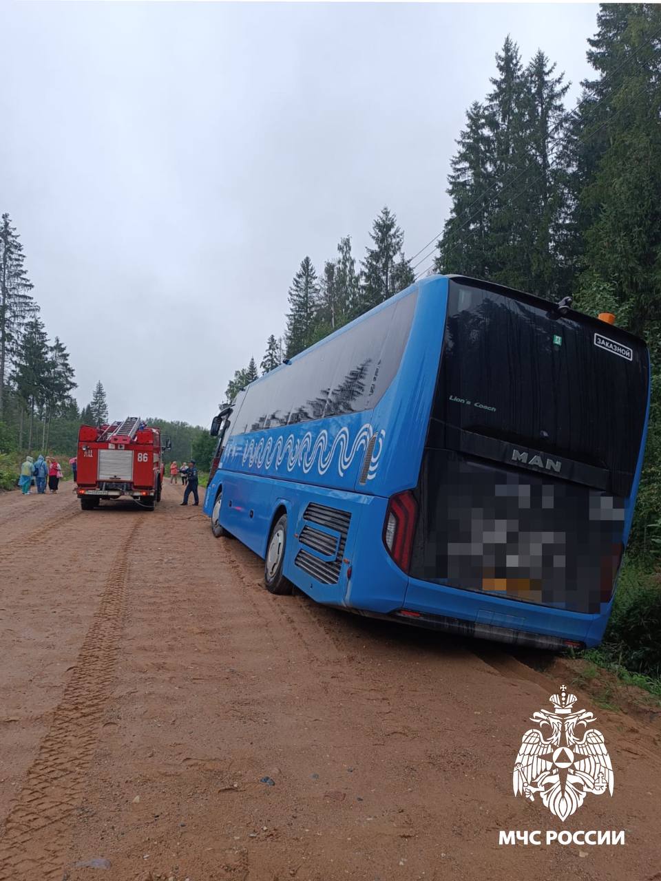 В Тверской области спасатели вытащили автобус из кювета В Тверской области спасатели вытащили автобус из кювета