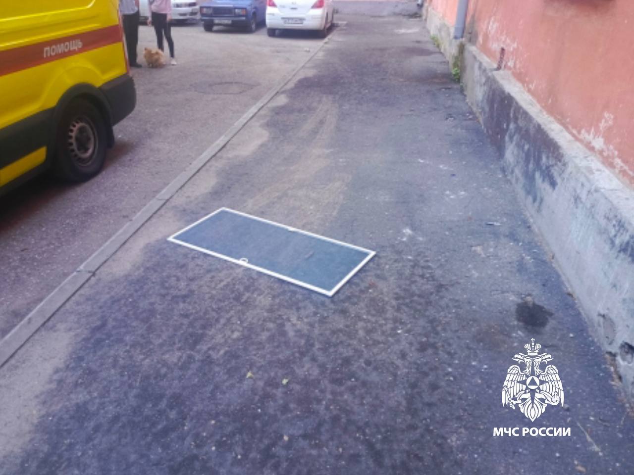 В Твери из окна на втором этаже упала 2-летняя девочка
