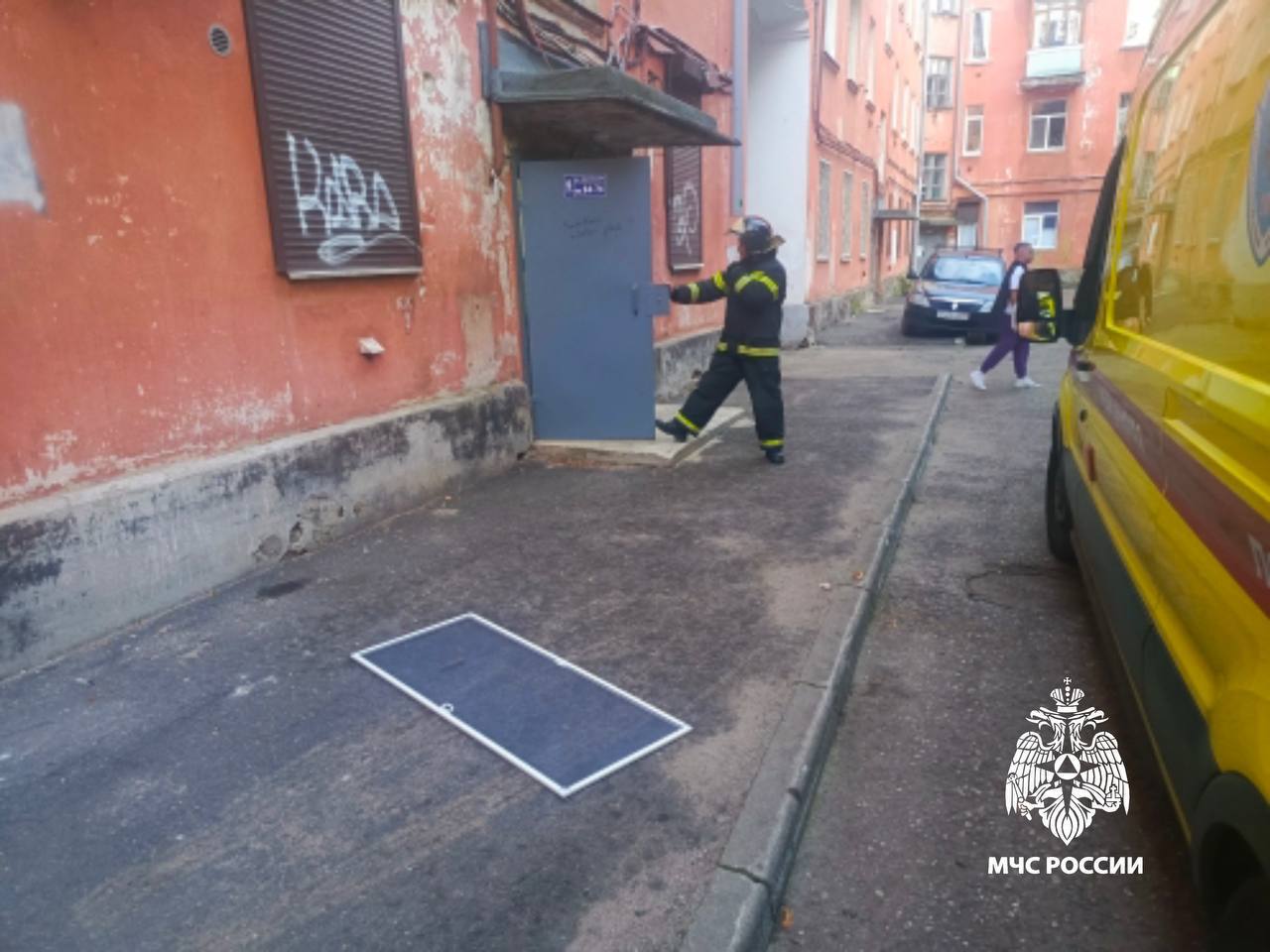 В Твери из окна на втором этаже упала 2-летняя девочка В Твери из окна на втором этаже упала 2-летняя девочка