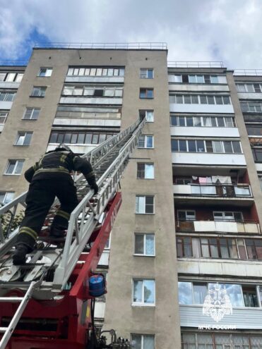 В Твери спасатели вернули в квартиру сидевшую в окне женщину В Твери спасатели вернули в квартиру сидевшую в окне женщину