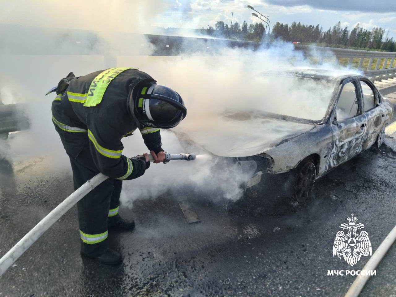 В Тверской области автомобиль загорелся во время движения В Тверской области автомобиль загорелся во время движения
