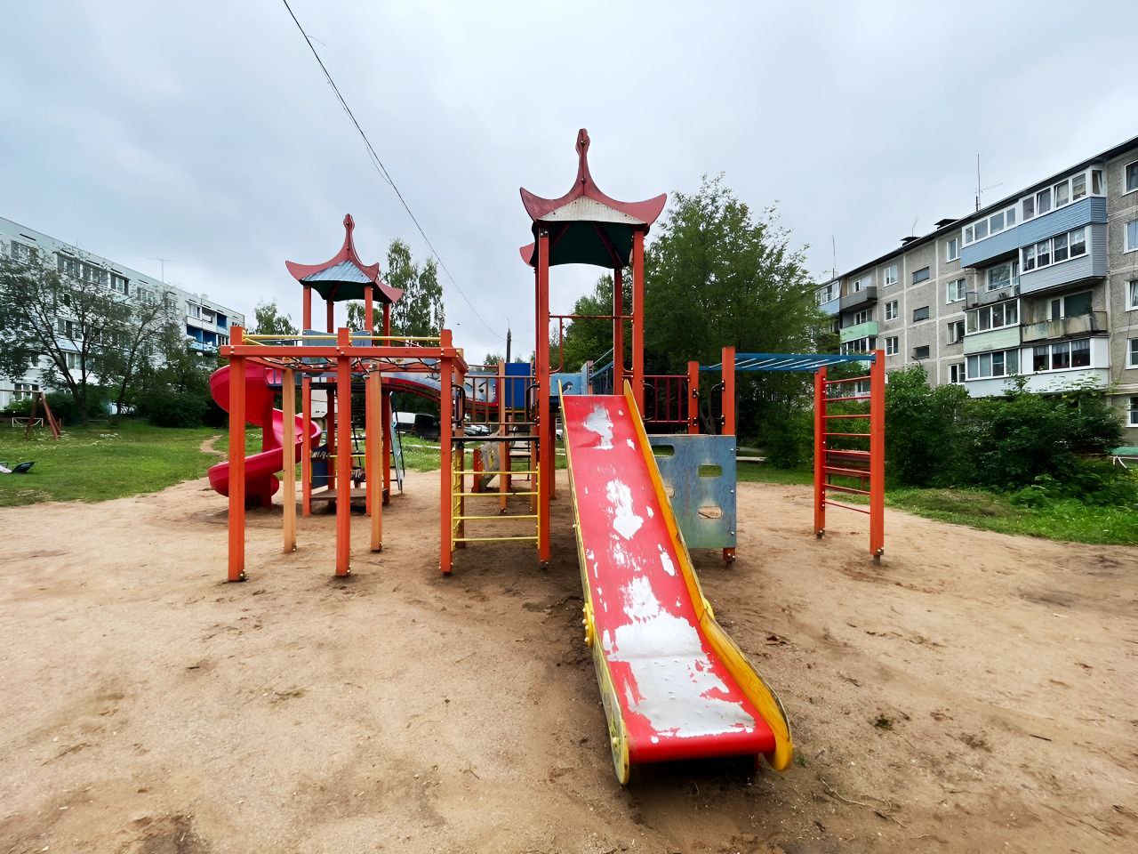 В Тверской области 9-летняя девочка получила травму на детской площадке