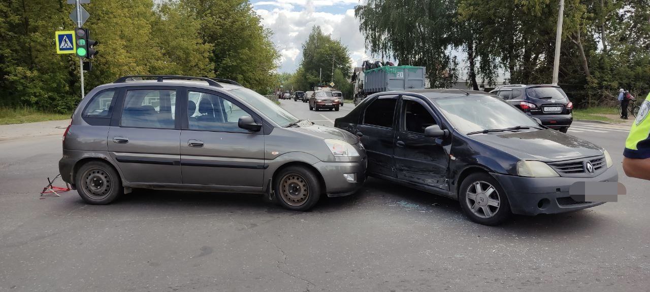 В Твери на перекрестке столкнулись две иномарки В Твери на перекрестке столкнулись две иномарки