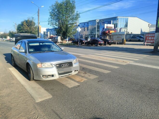 В Твери ослепленный солнцем водитель сбил женщину В Твери ослепленный солнцем водитель сбил женщину