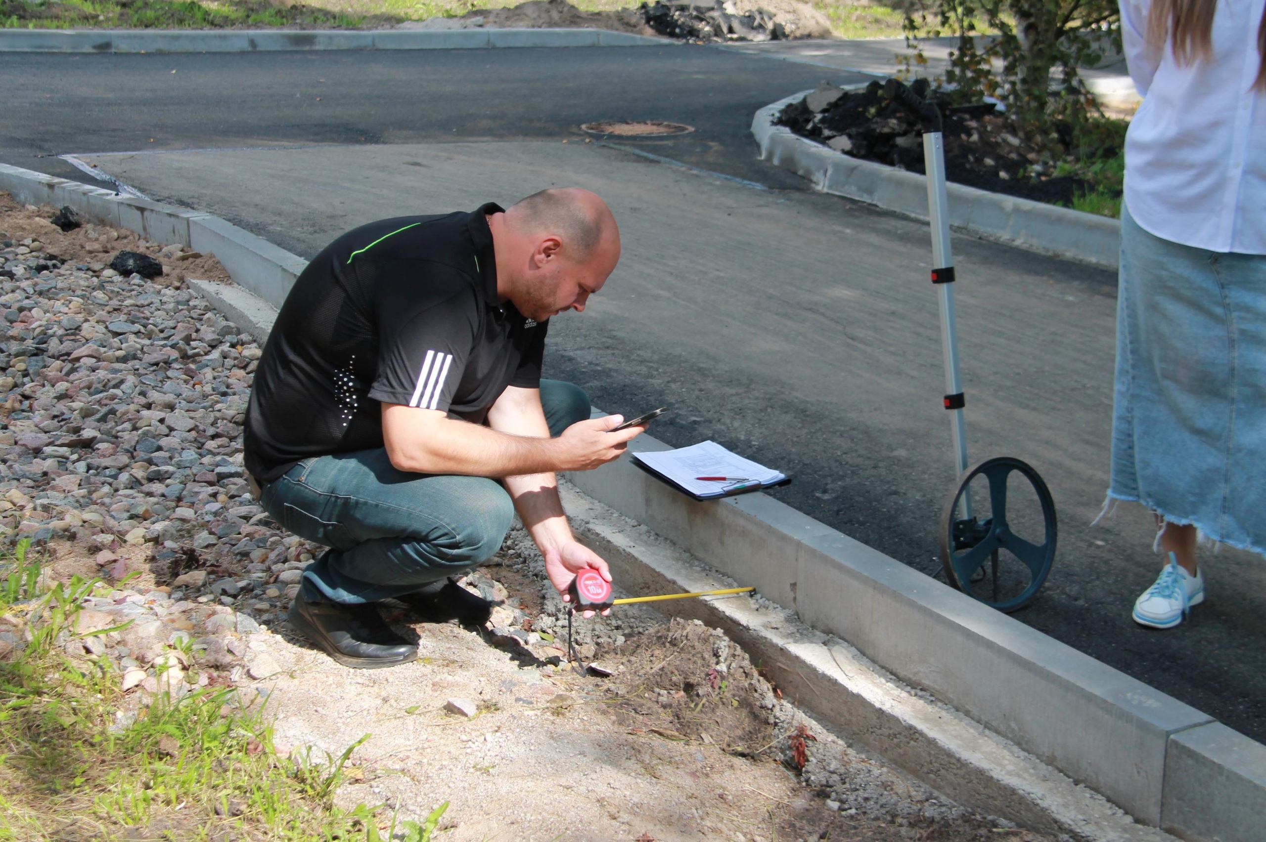 У школы в Нелидово появился новый тротуар