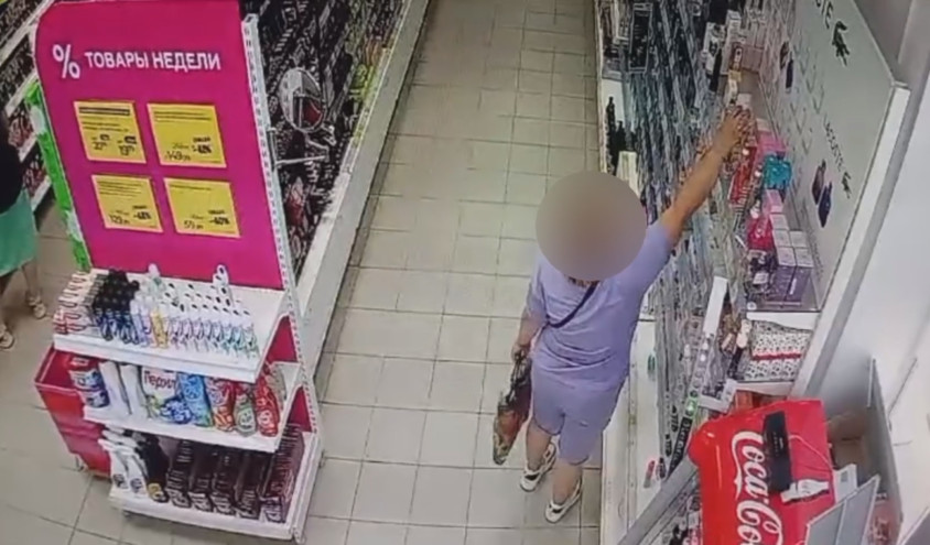Жительница Тверской области украла парфюм, попав на камеру видеонаблюдения Жительница Тверской области украла парфюм, попав на камеру видеонаблюдения