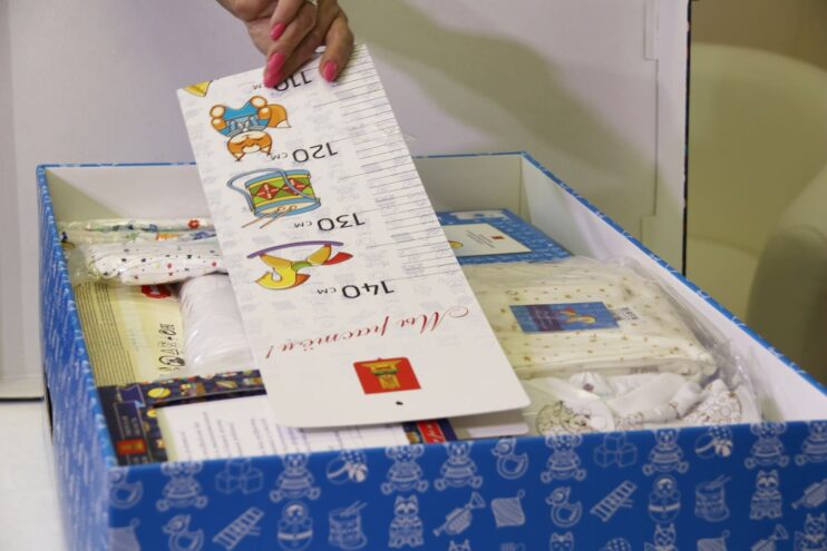 Подарок для новорожденных в Тверской области дополнили шапочкой, боди и штанишками