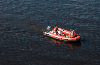 На озере под Тверью перевернулась лодка с людьми На озере под Тверью перевернулась лодка с людьми