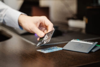 В Твери задержали мужчину, который ходил по магазинам с чужой картой Житель Кимр потерял карту в торговом центре и лишился денег