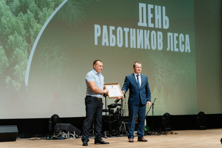 Сотруднику АО "Нелидовский ДОК" вручили награду