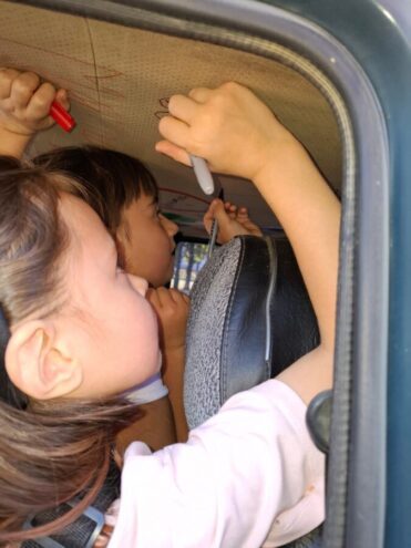 Жители Тверской области расписали салон автомобиля посланиями для бойцов СВО Жители Тверской области расписали салон автомобиля посланиями для бойцов СВО