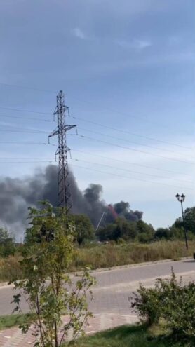 В Твери загорелась крыша склада