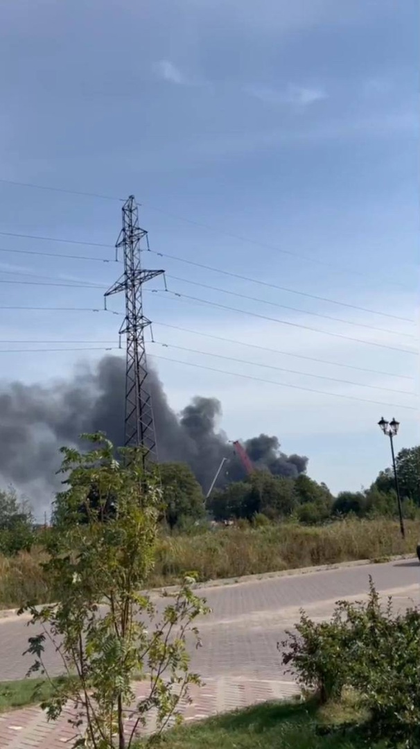 В Твери загорелась крыша склада во время ремонта