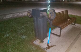 В Тверской области хулиганы «выбросили» электросамокат в мусорку В Тверской области хулиганы «выбросили» электросамокат в мусорку