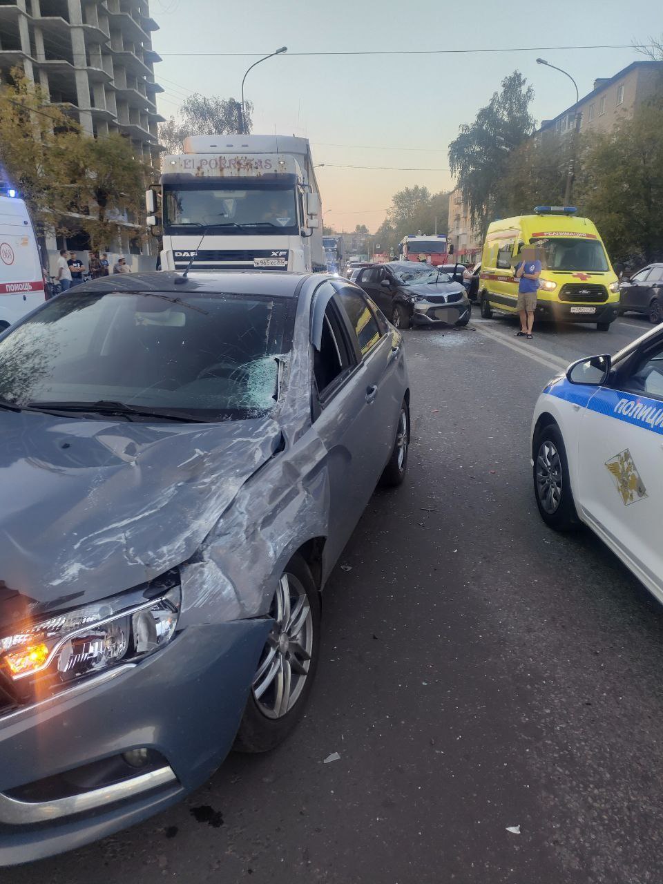 В массовом ДТП на Зелёном проезде Твери пострадали две девочки В массовом ДТП на Зелёном проезде Твери пострадали две девочки
