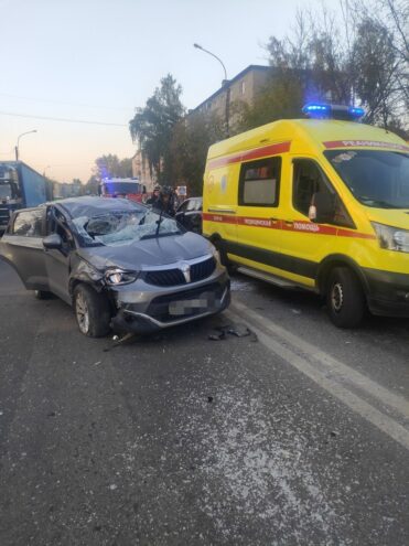 В Твери произошло массовое ДТП с четырьмя пострадавшими В Твери произошло массовое ДТП с четырьмя пострадавшими