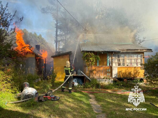 В Тверской области пожар уничтожил дачный дом В Тверской области пожар уничтожил дачный дом