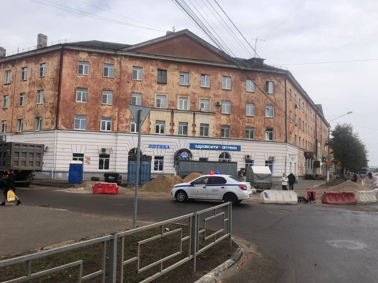 В Твери молодой водитель электроскутера столкнулся с грузовиком