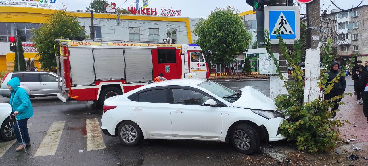 В Твери водитель такси не справился с управлением и врезался в мачту освещения В Твери водитель такси не справился с управлением и врезался в мачту освещения