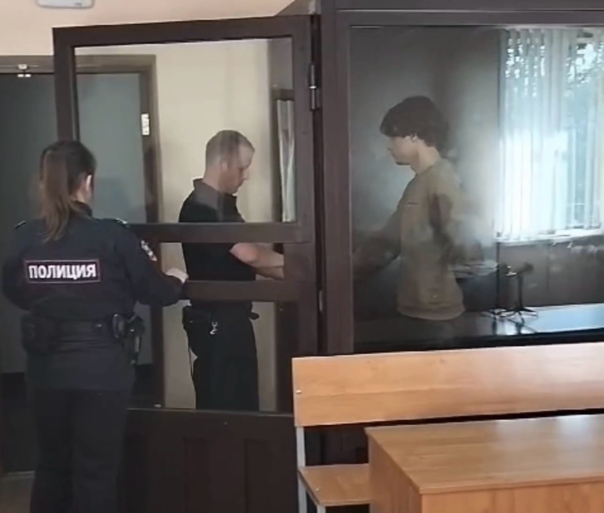 В Твери заключили под стражу мужчину, который поджигал в подъездах шины В Твери заключили под стражу мужчину, который поджигал в подъездах шины