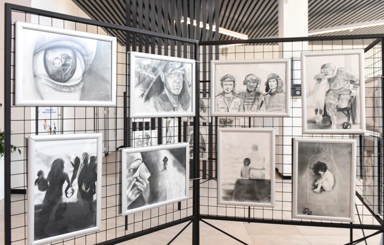 В Твери открылась выставка графических работ вдовы участника СВО В Твери открылась выставка графических работ супруги участника СВО