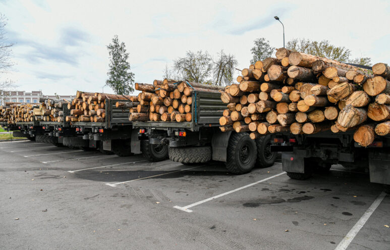 Из Тверской области в зону СВО направили вторую автоколонну с пиломатериалами