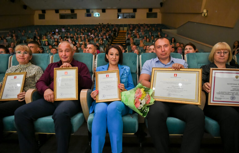 Лучшим работникам лесной отрасли Тверской области вручили региональные награды Лучшим работникам лесной отрасли Тверской области вручили региональные награды