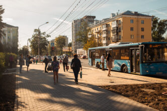 В Твери пьяный мужчина разбил стекло в автобусе